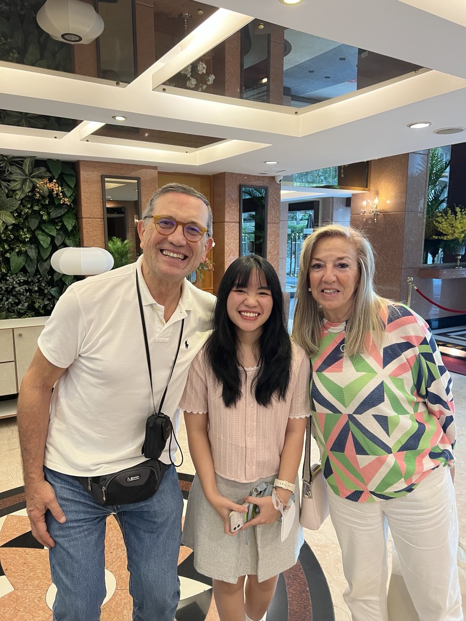 Photo 2025: adult, female, person, woman, male, man, handbag, girl, teen, glasses