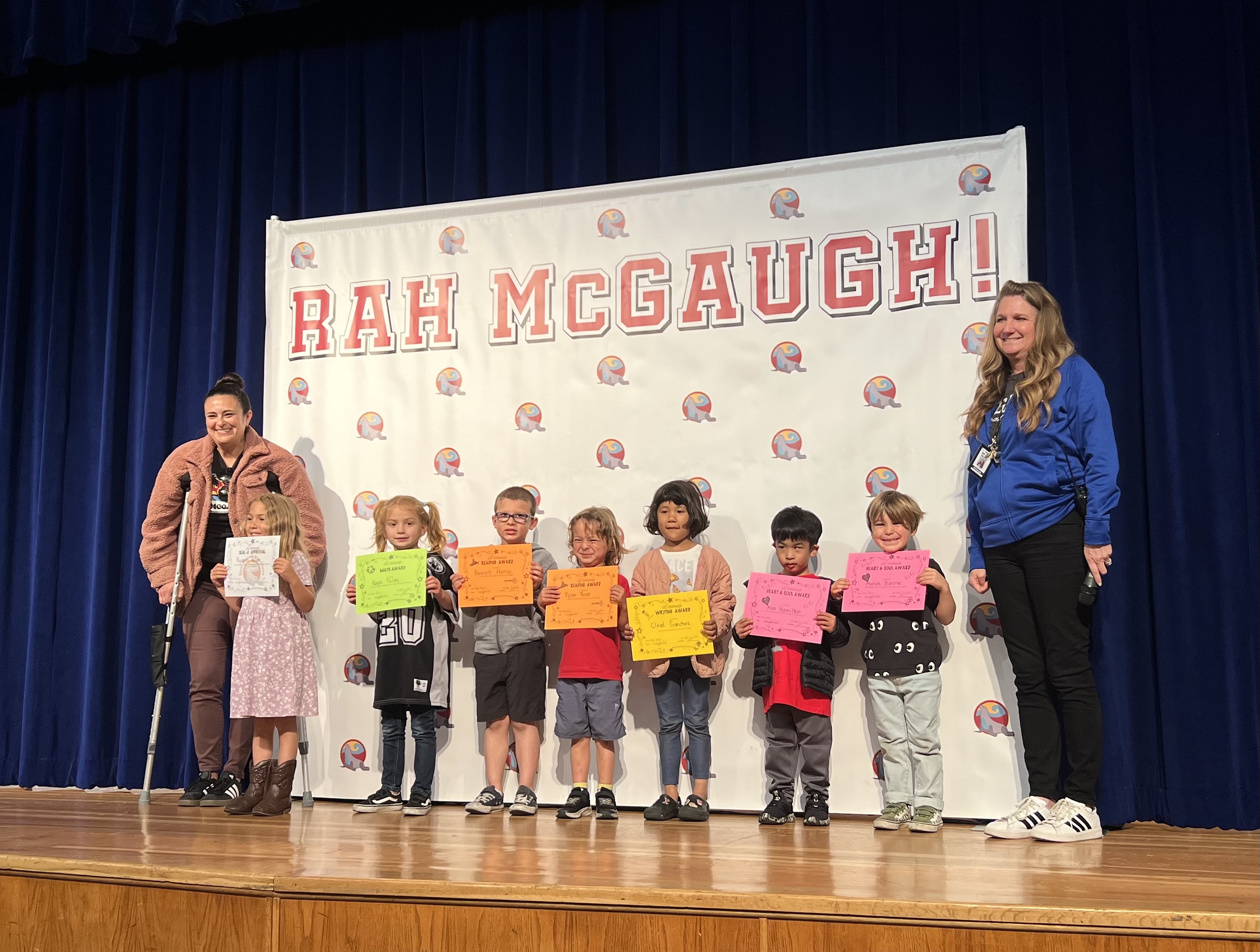 Img: crowd, person, adult, female, woman, footwear, shoe, audience, speech, necklace