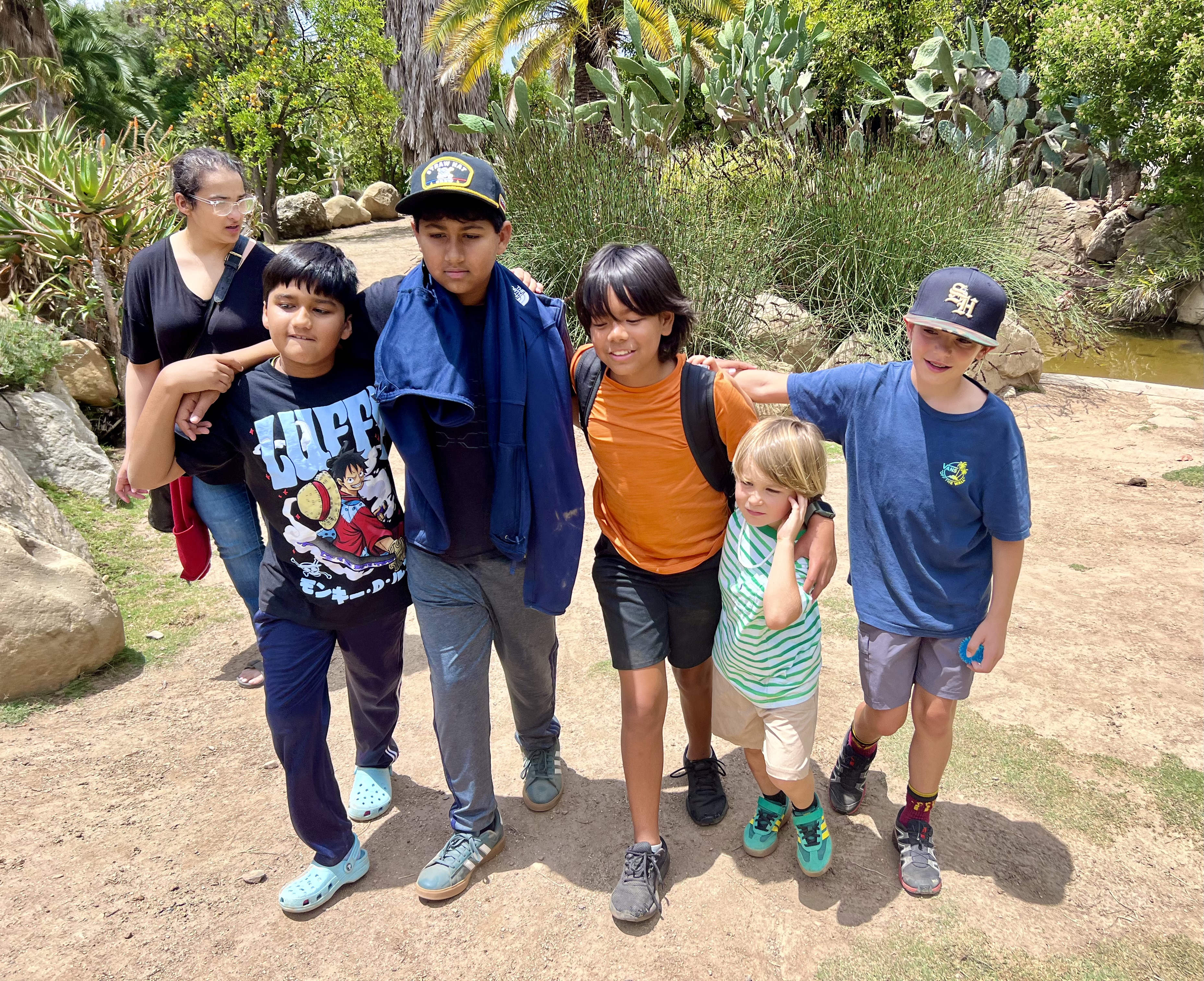 Img: vegetation, park, summer, people, rock, shoe, pants, t-shirt, shorts, hat