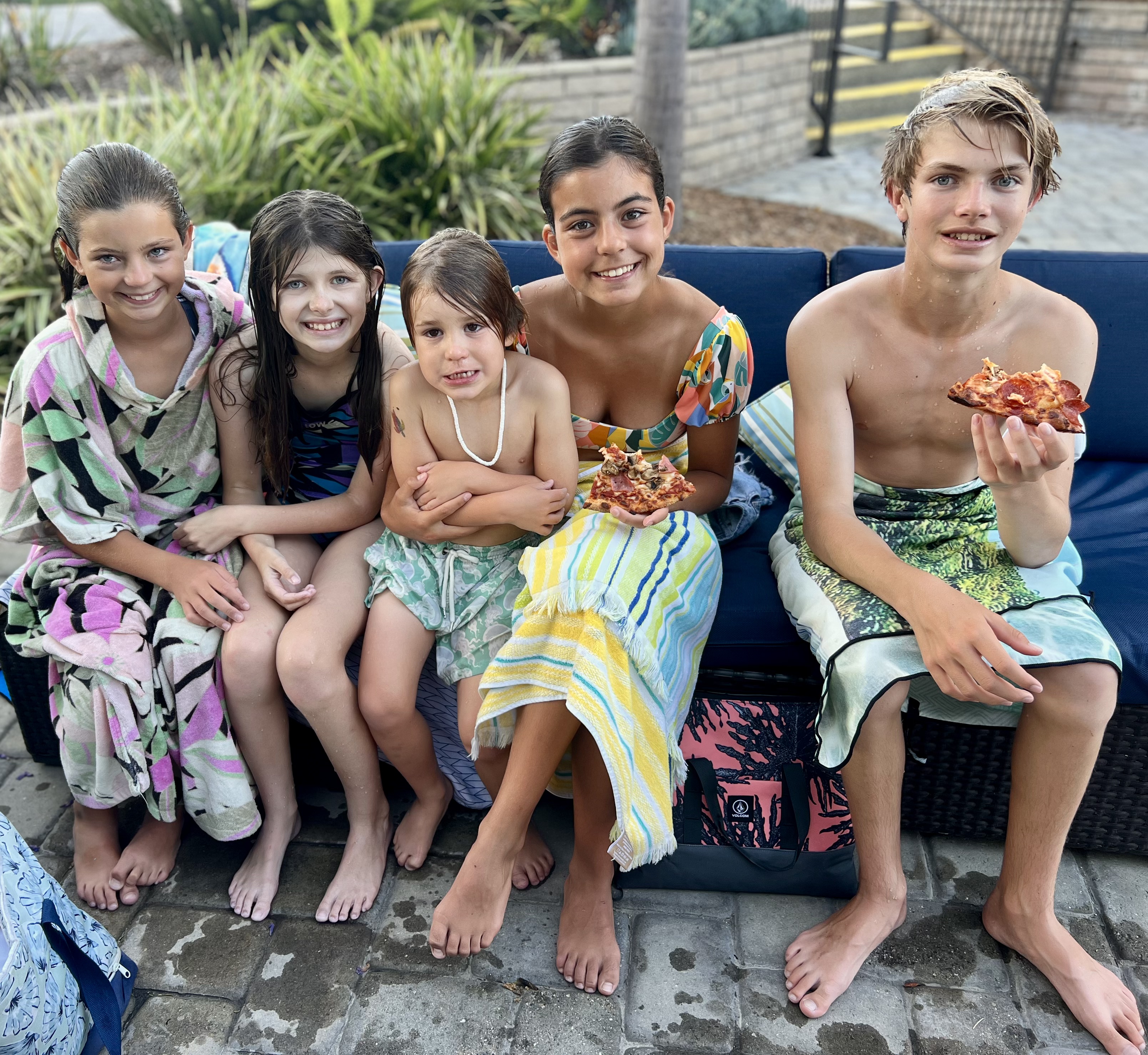 Img: people, person, adult, female, woman, couch, child, girl, pizza, necklace