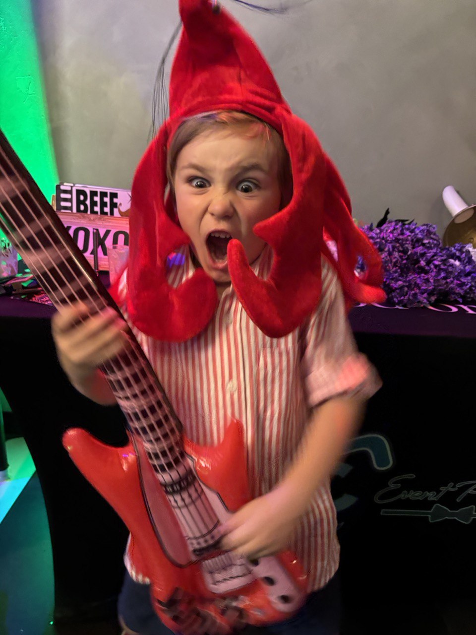 Photo 2025: person, guitar, musical instrument, performer, solo performance, head, face, guitarist, music, musician