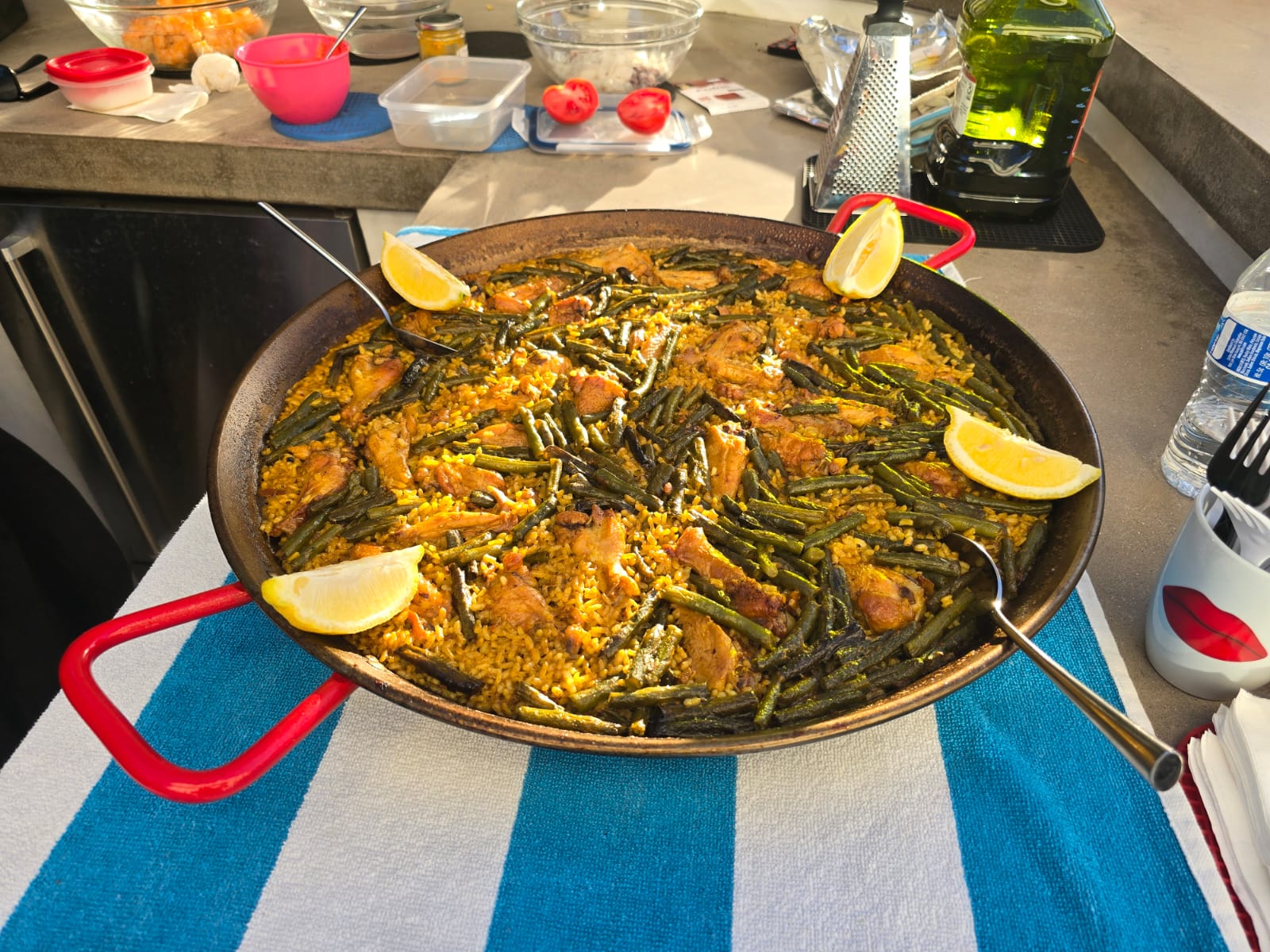 2d76e079 E208 4cbf D041fa6238fb: cup, cutlery, fork, food, paella, plate, box