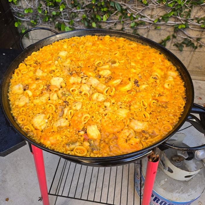 71f45002 B39e 427b Bbbb 9f085b6ea251: food, paella, person, cutlery, fork