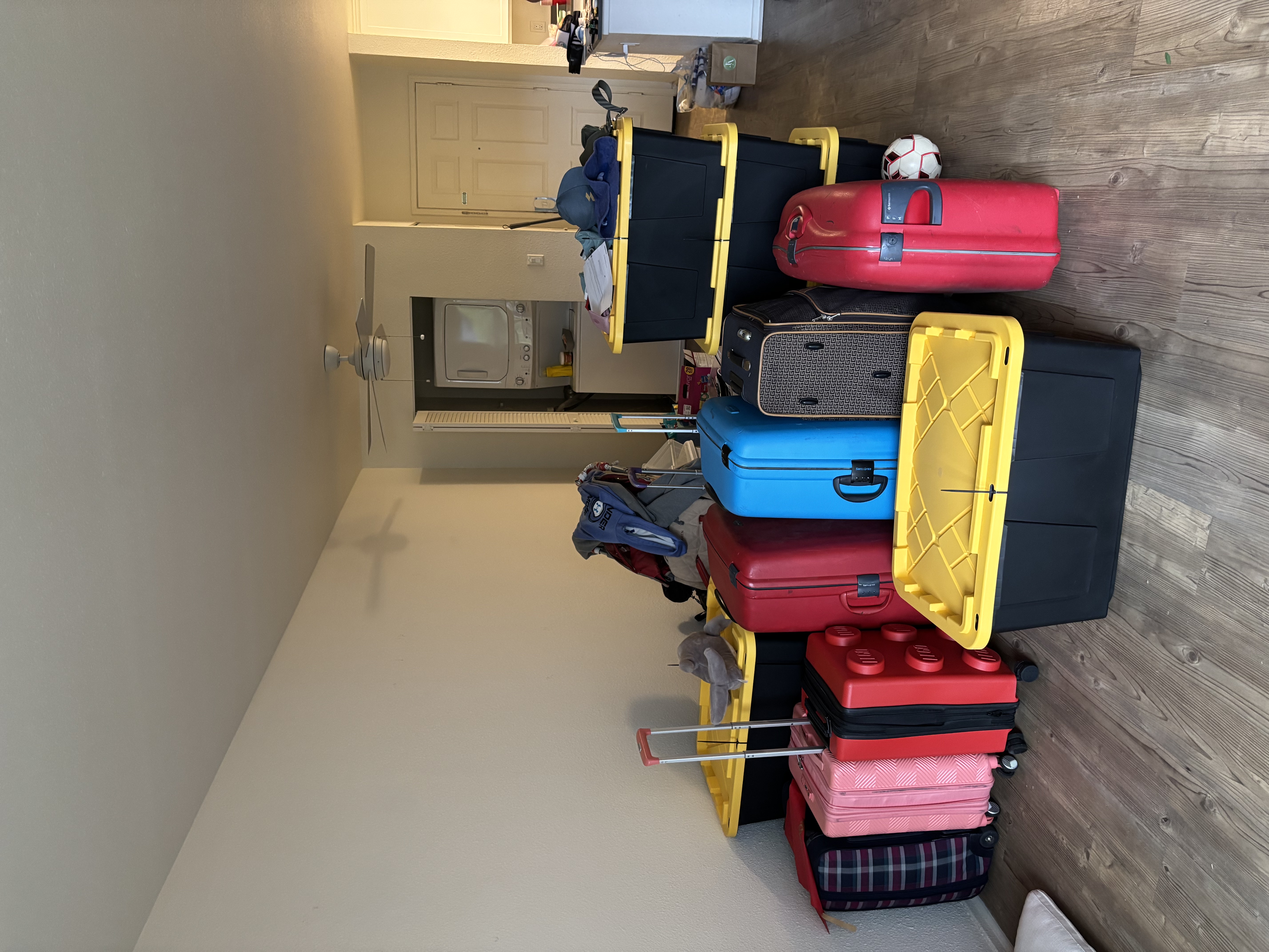 Img: baggage, box, soccer ball, sport, suitcase, ceiling fan, electrical device, bag, handbag, monitor