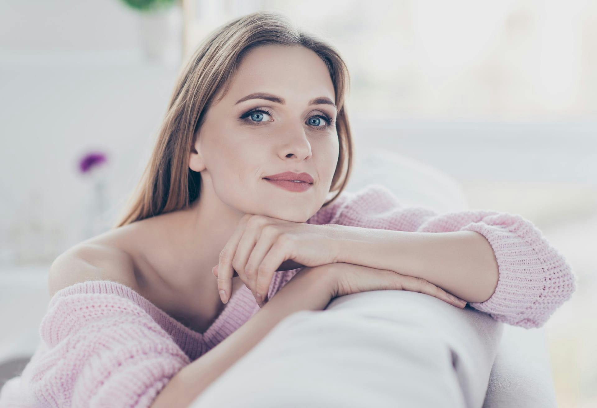 woman smiliing leaning on couch