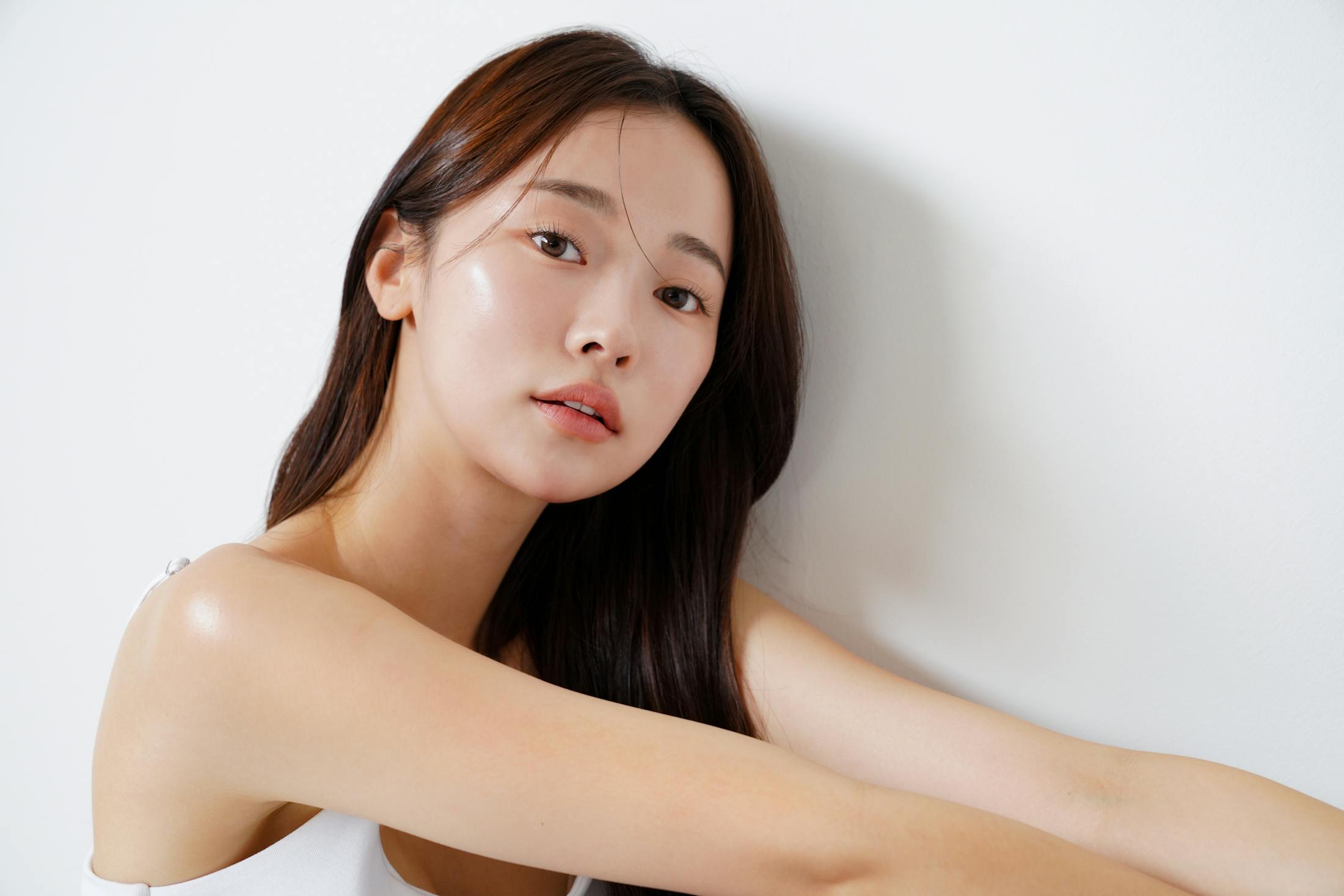 Woman wearing a white shirt