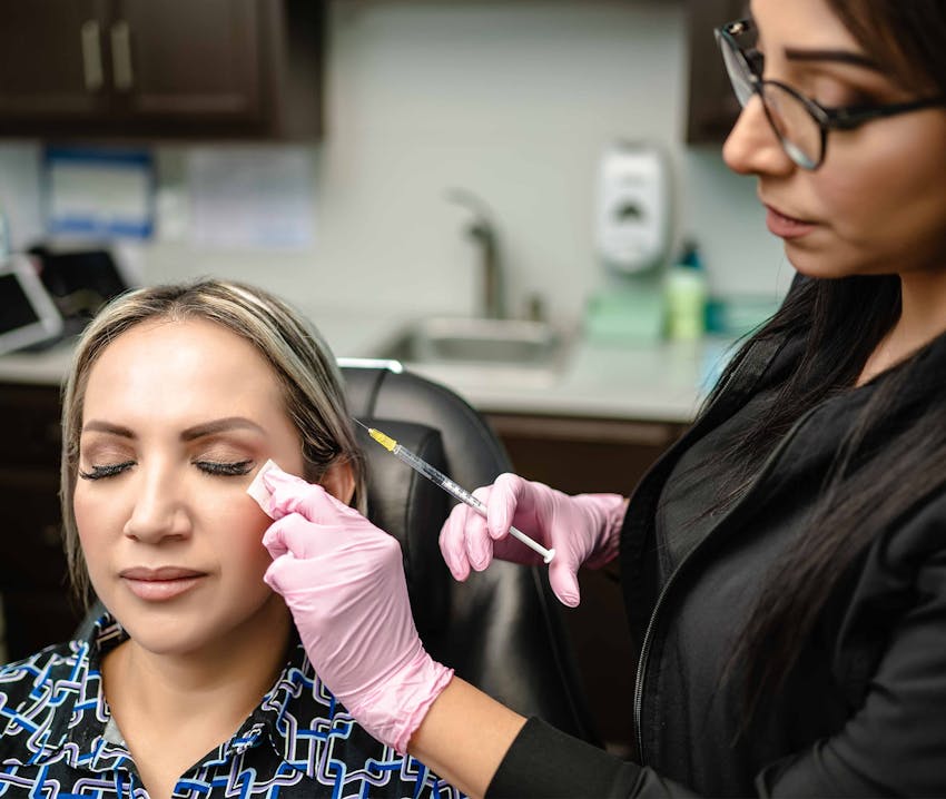 doctor prepping temple area for injection