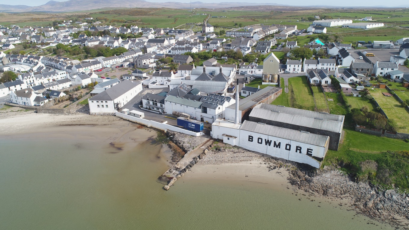 Bowmore distillery | Travel4Reasons