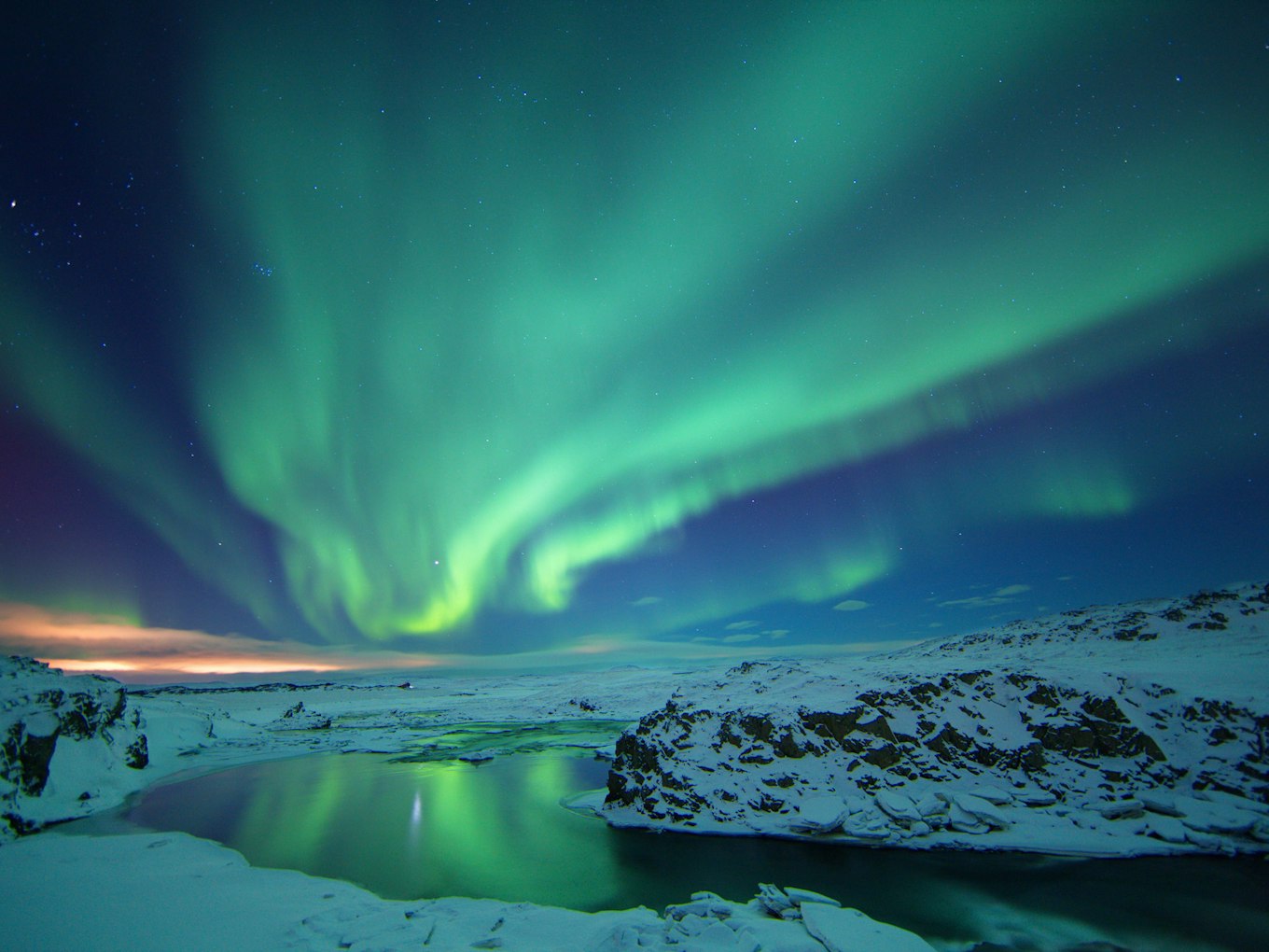 Kies voor een Noordertlichttour en geniet mogelijk van dit schitterende natuurverschijnsel.