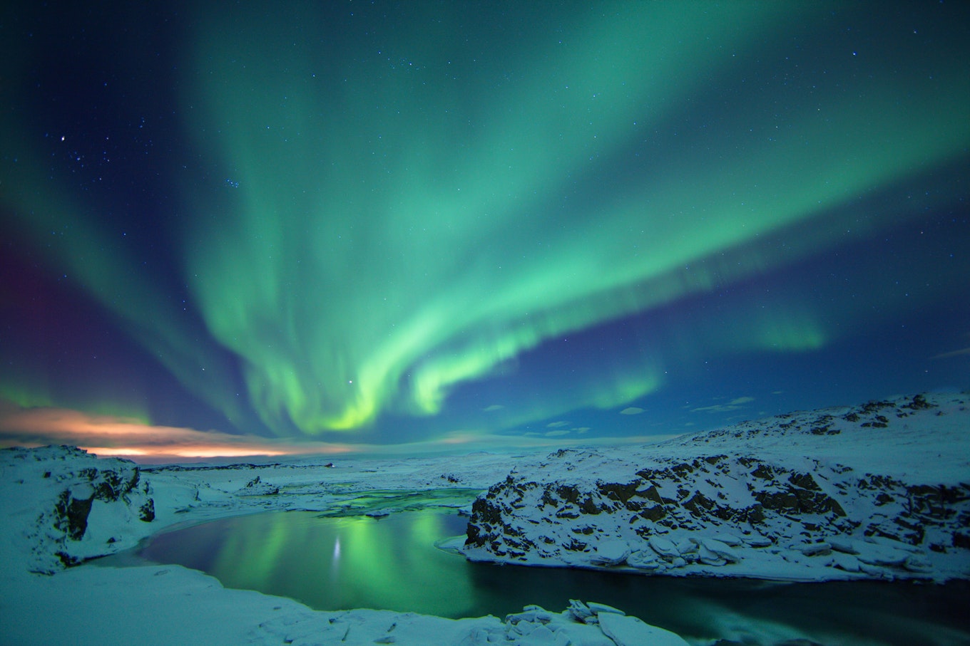 Kies voor een Noordertlichttour en geniet mogelijk van dit schitterende natuurverschijnsel.
