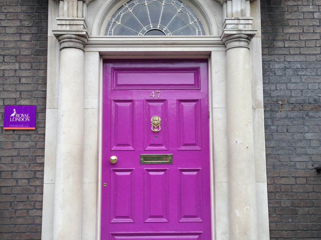De prachtig gekleurde deuren door de hele stad, in Dublin
