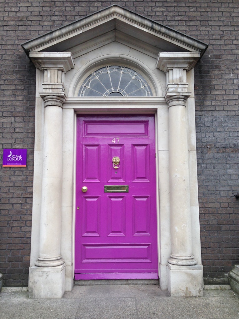 De prachtig gekleurde deuren door de hele stad, in Dublin