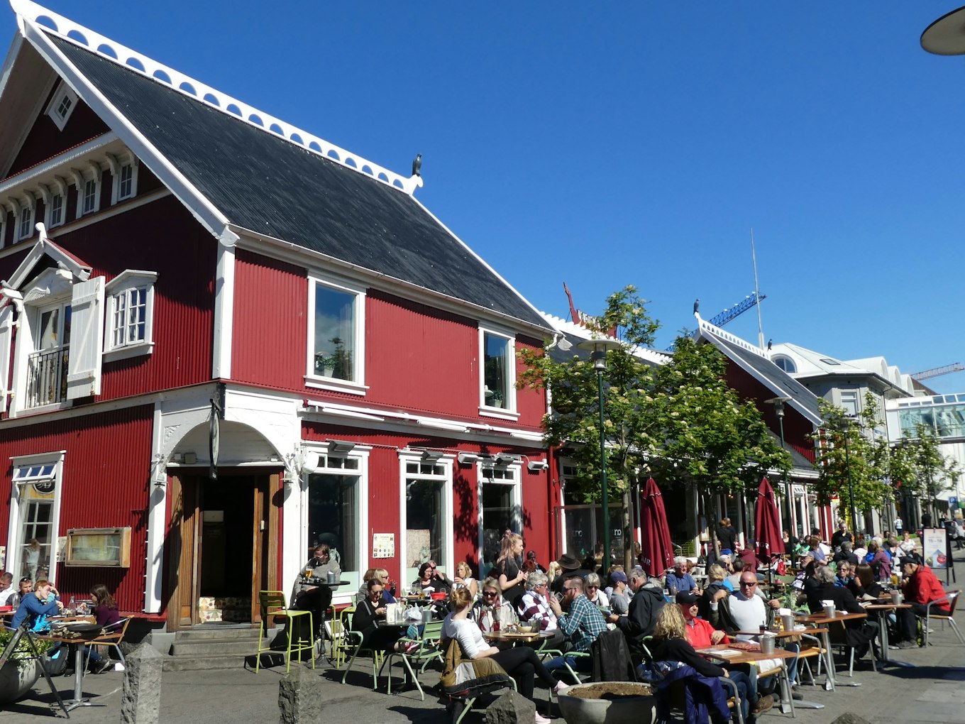 Heerlijk in de zon op het terras in Reykjavik Heerlijk in de zon op het terras in Reykjavik met Travel4Reasons