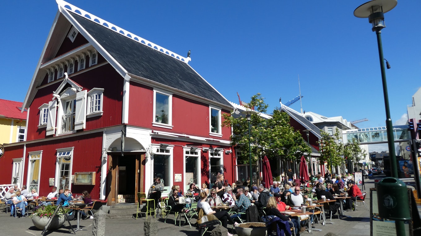 Heerlijk in de zon op het terras in Reykjavik met Travel4Reasons
