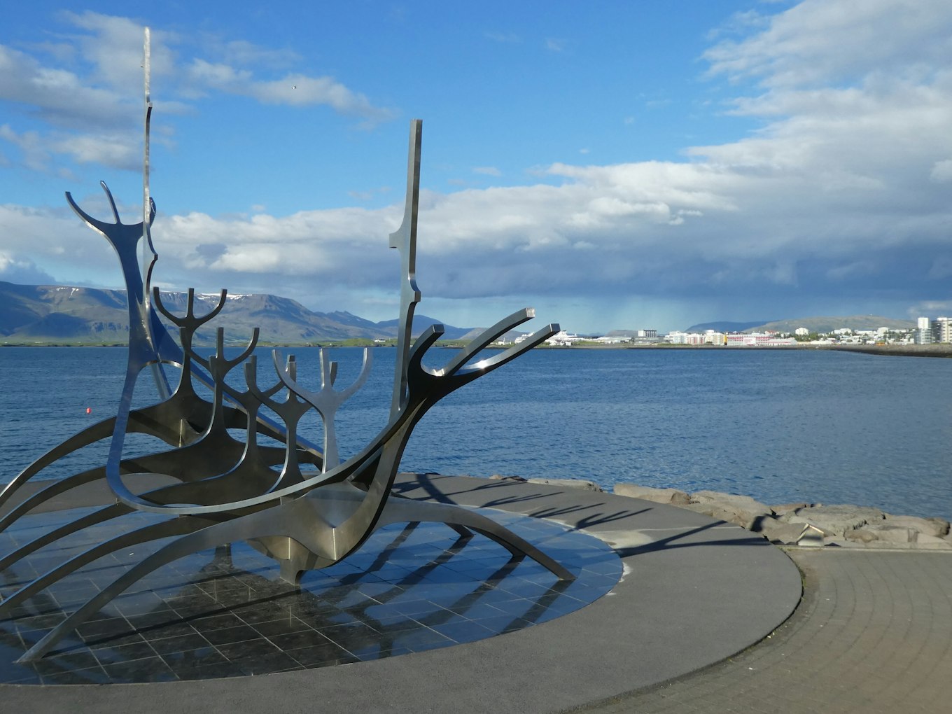 Het prachtige uitzicht vanui de haven in Reykjavik