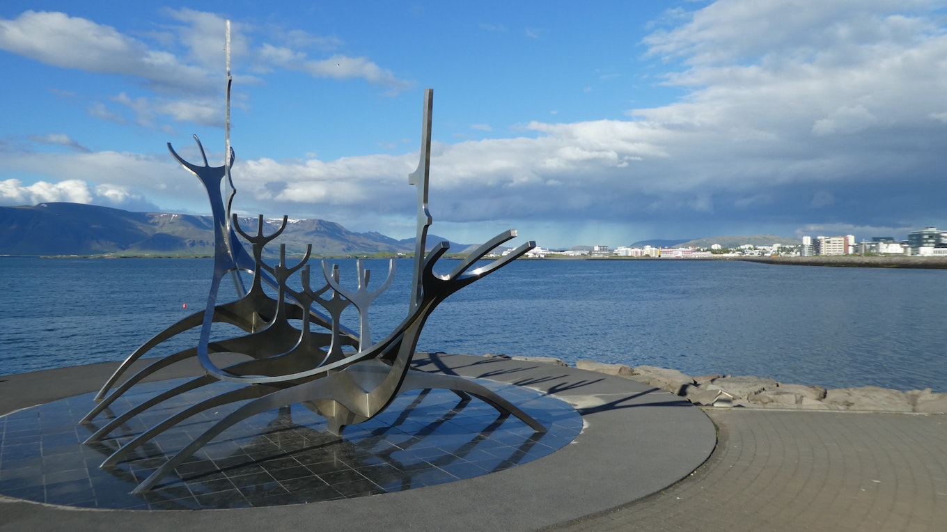Het prachtige uitzicht vanui de haven in Reykjavik