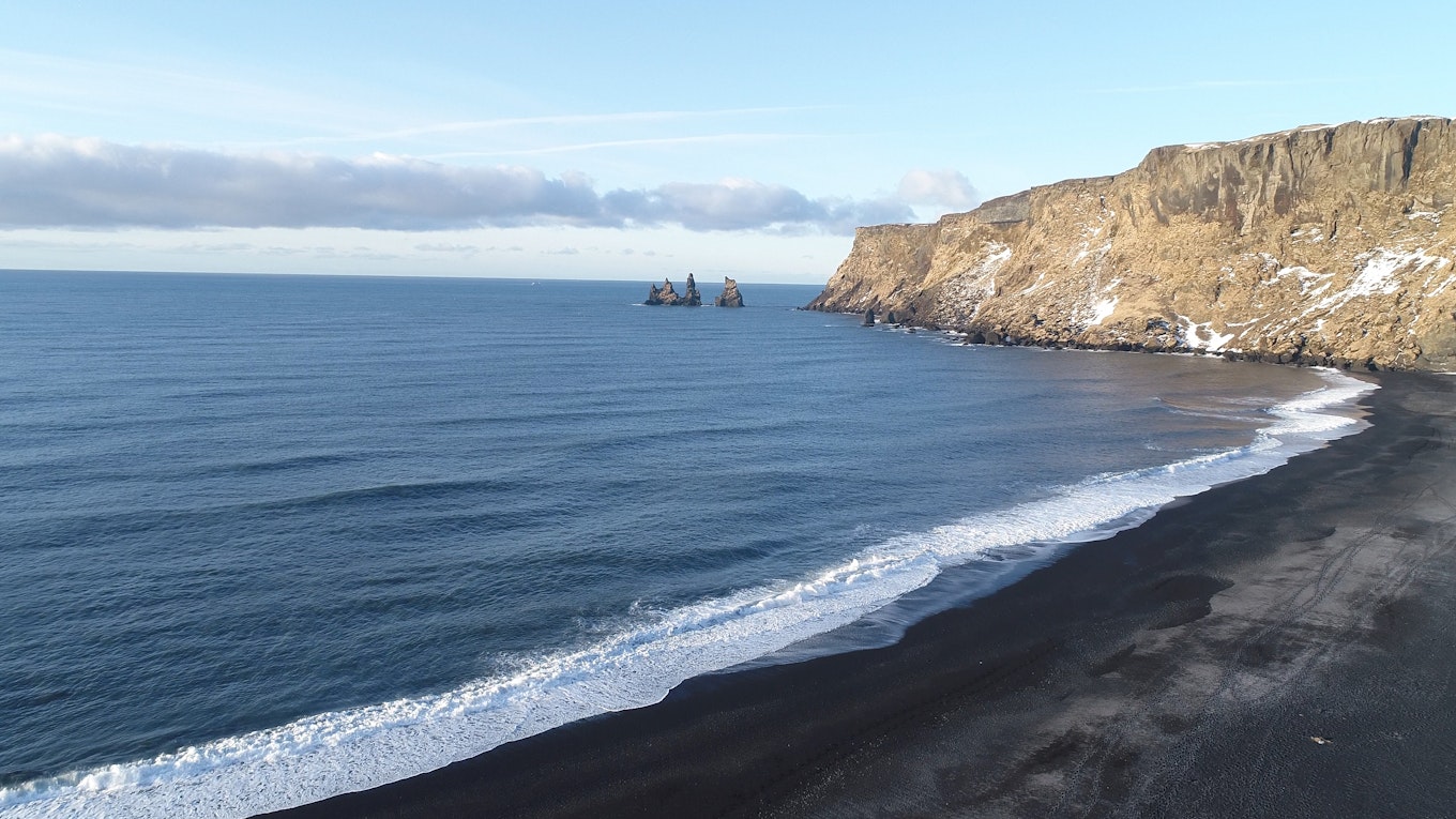 Black Beach in Vík in IJsland met Travel4Reasons