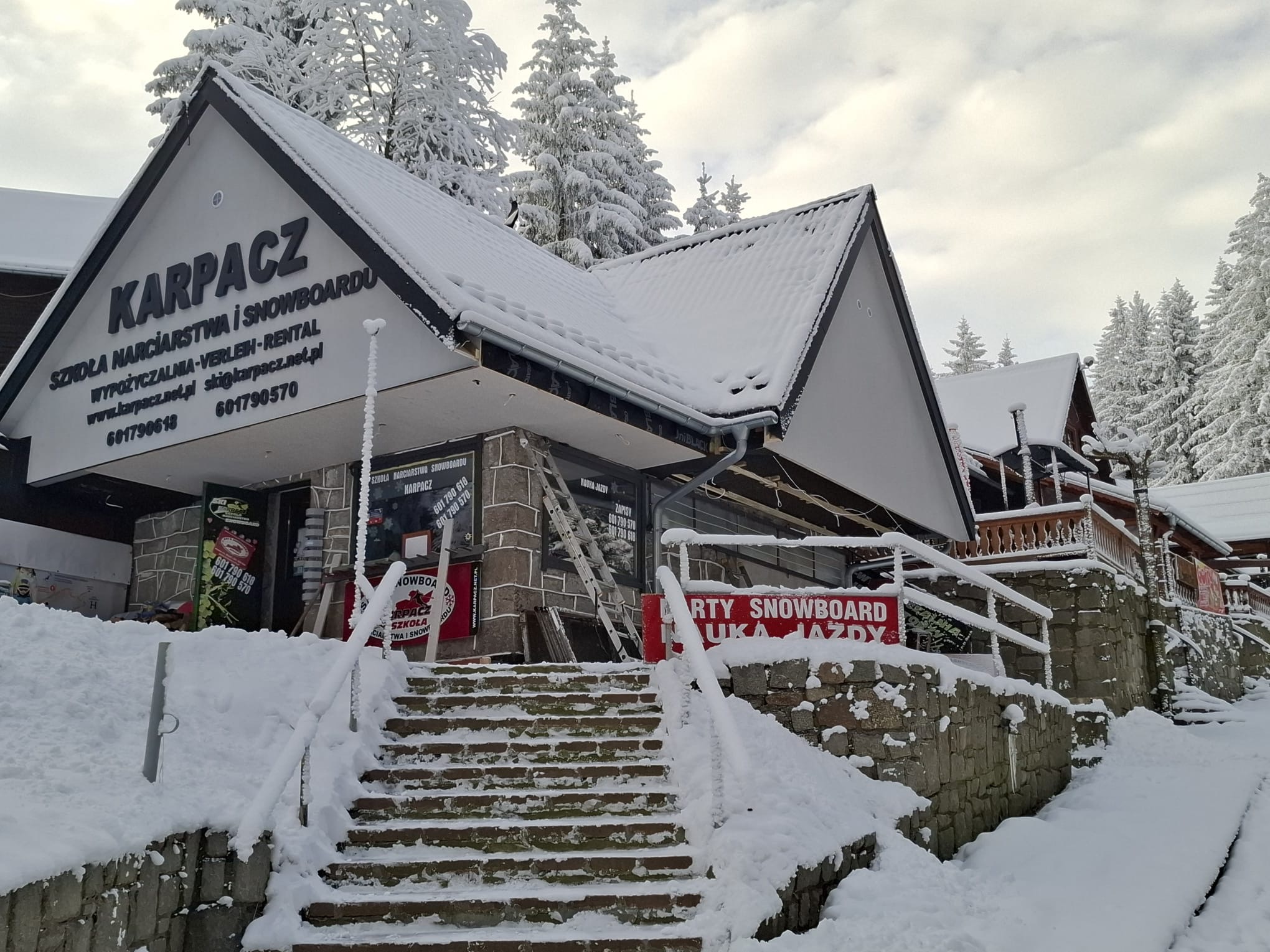 Główny budynek Szkoły Narciarstwa i Snowboardu Karpacz Kopa