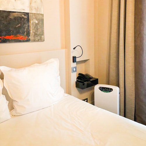 Purificateur d'air A&S 200 Medium dans une chambre d'hotel