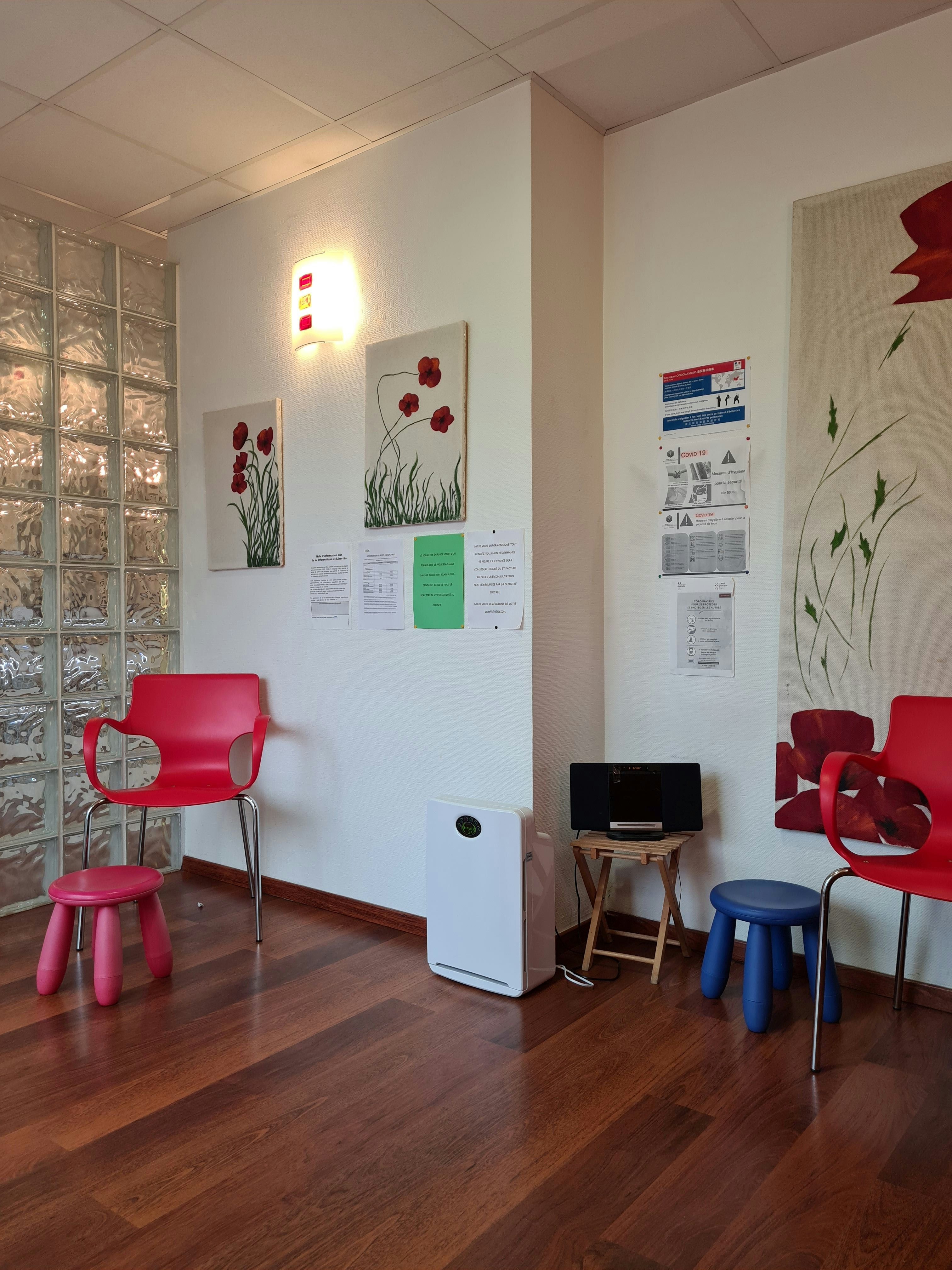 Purificateur d'air dans une salle d'attente de médecin