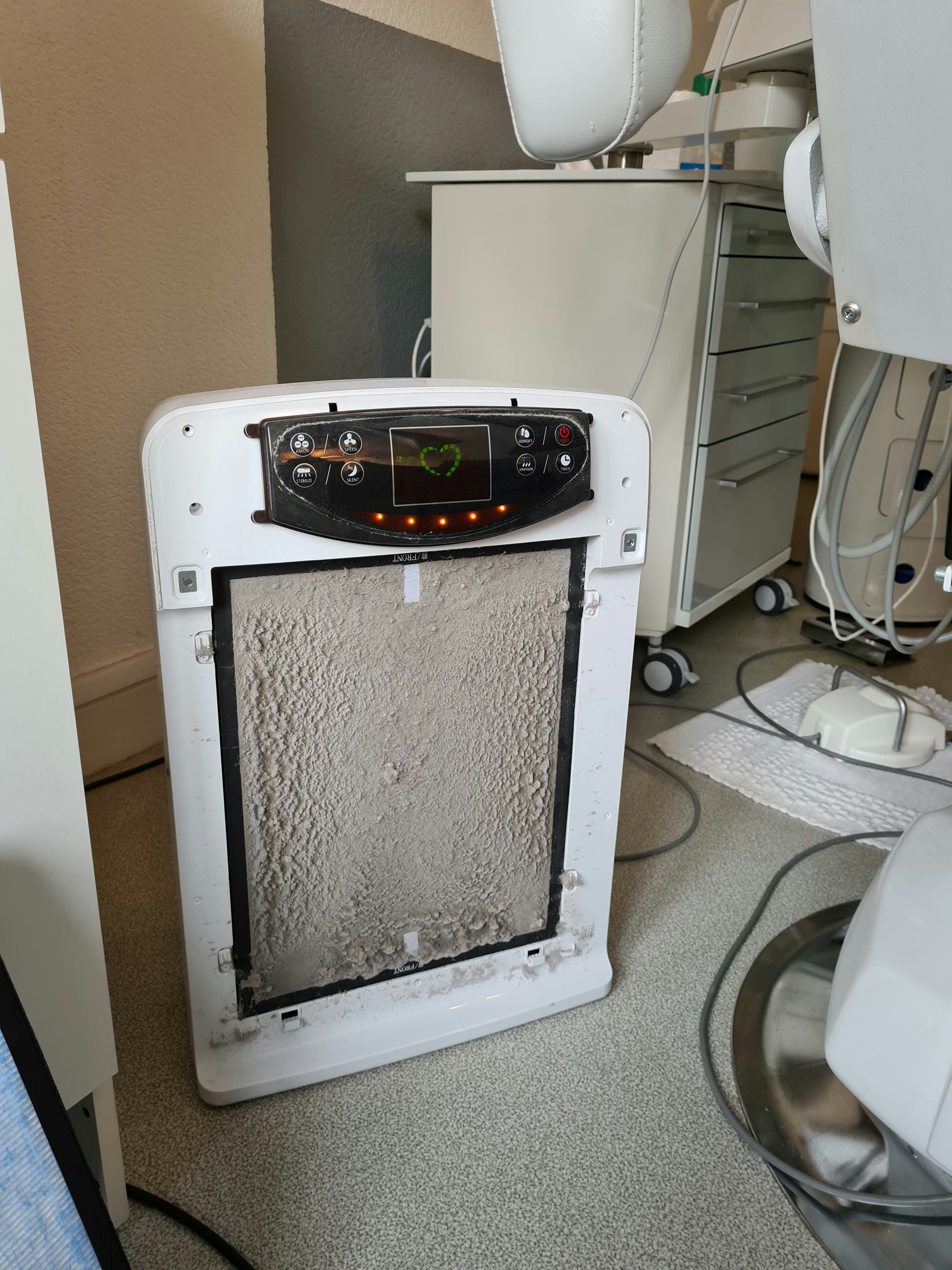 Purificateur d'air avec filtre colmaté chez un podologue