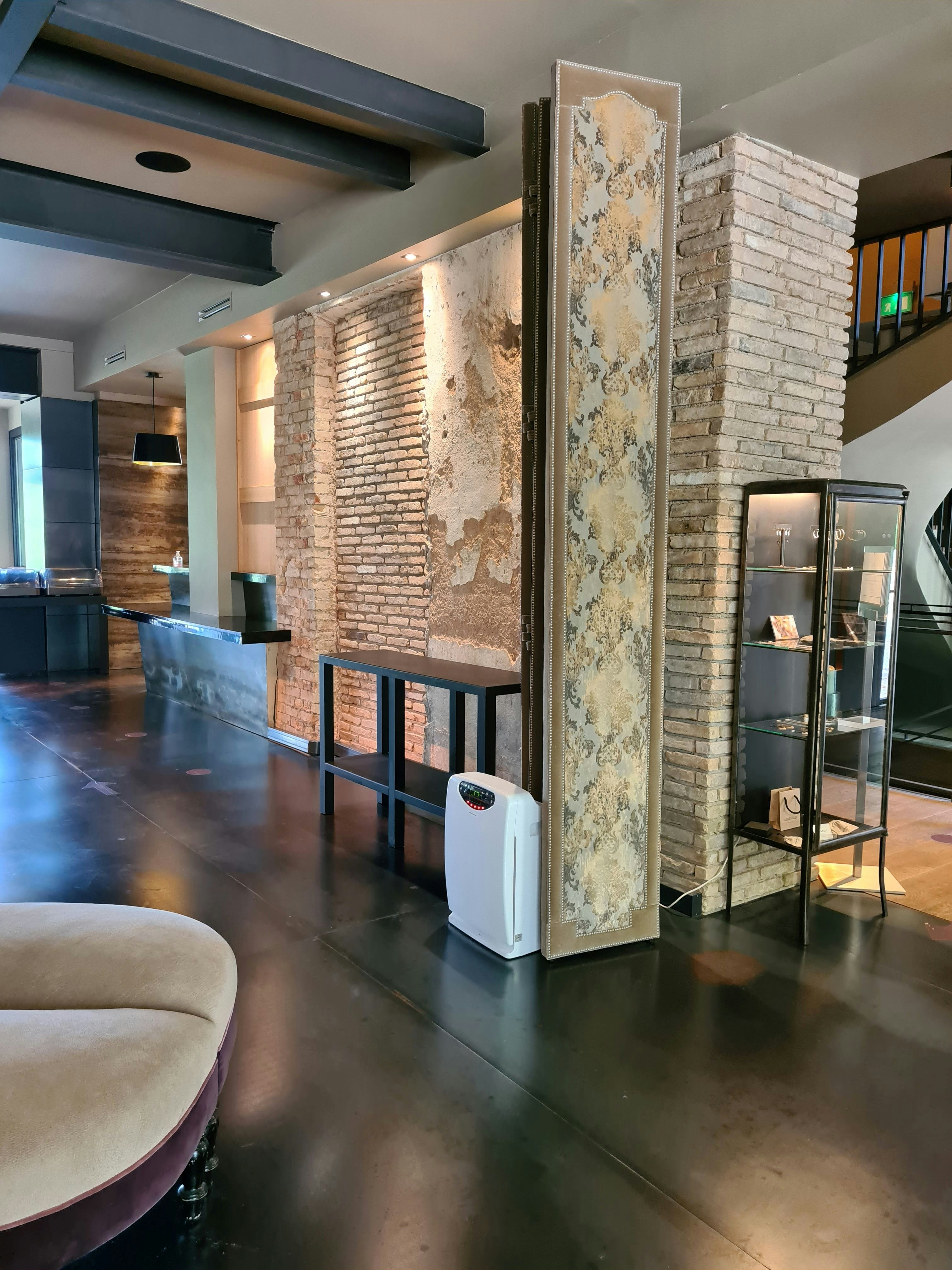 Purificateur d'air dans un hall d'hotel
