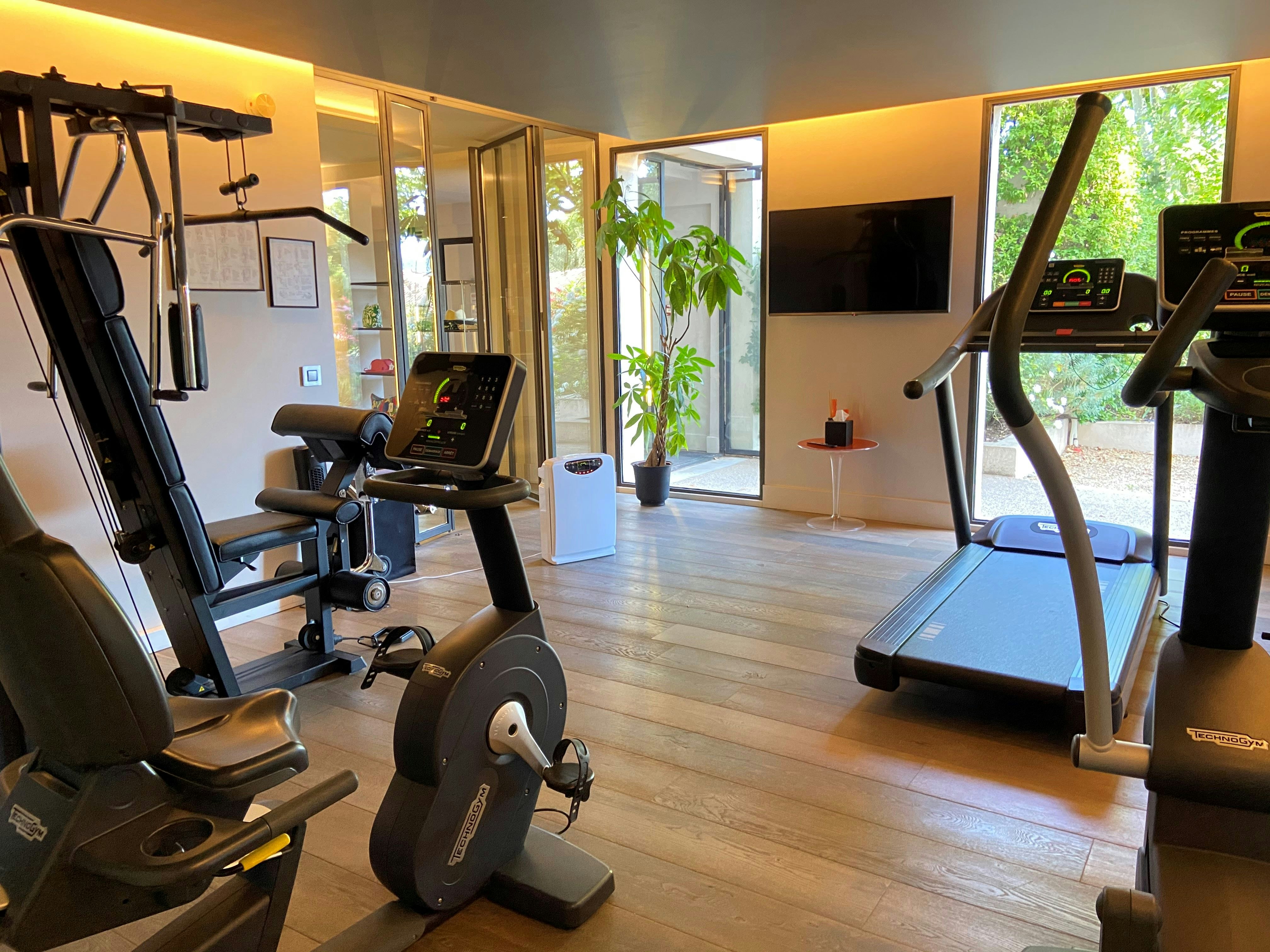 Purificateur d'air dans une salle de sport d'hotel