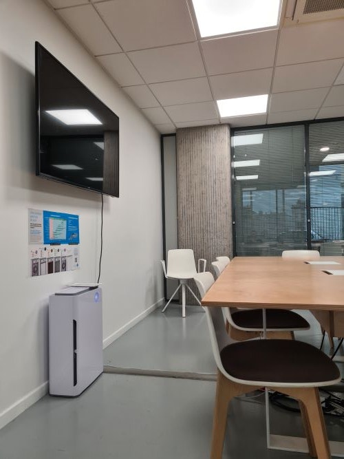 Salle de réunion avec purificateur d'air A&S 300 Premium