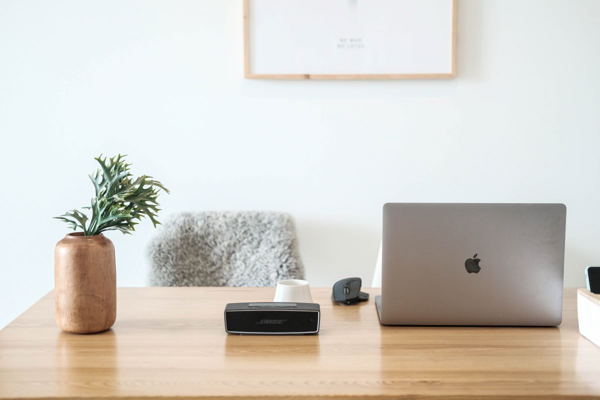 Bureau avec un PC sur la table