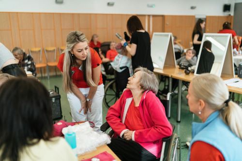 Personnes âgées dans la salle commune