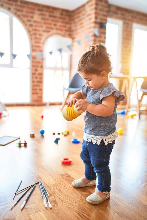 Enfants qui joue avec des pinceaux en crèche