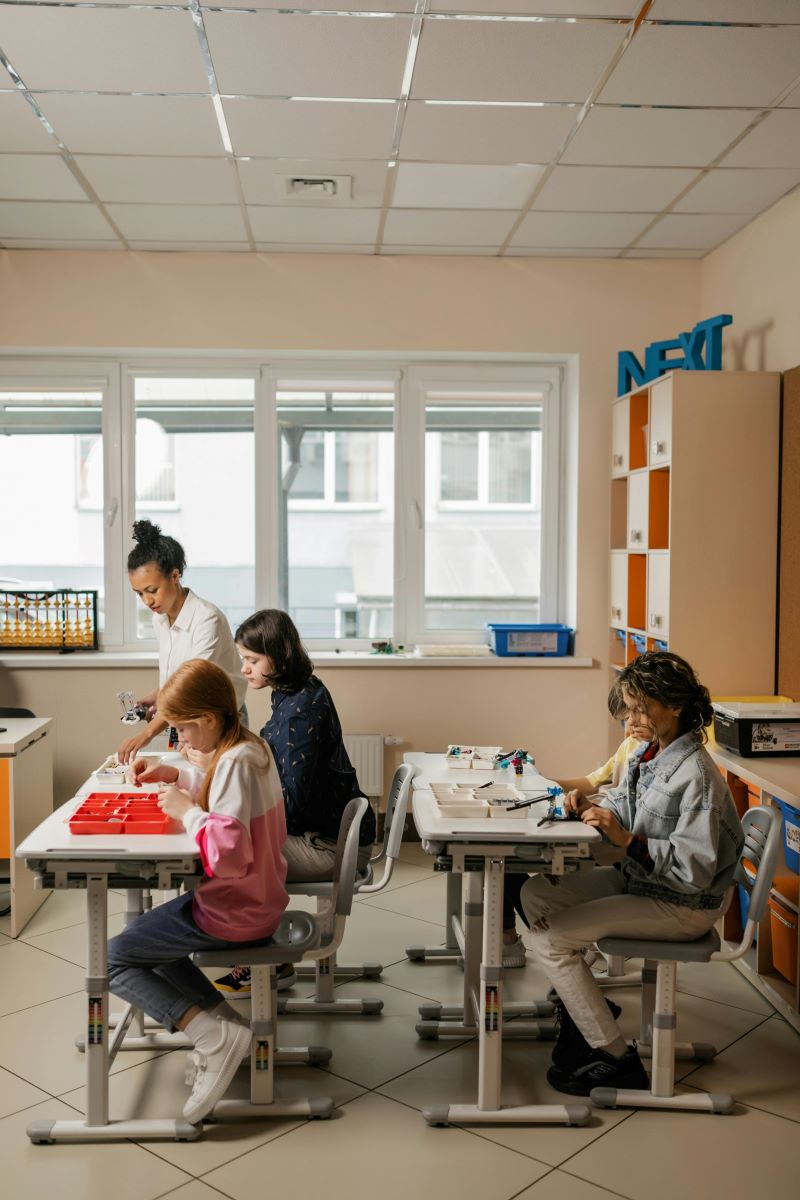 Enfants à l'école à leurs bureaux