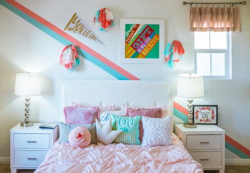 Chambre d'enfant avec des peluches et posters