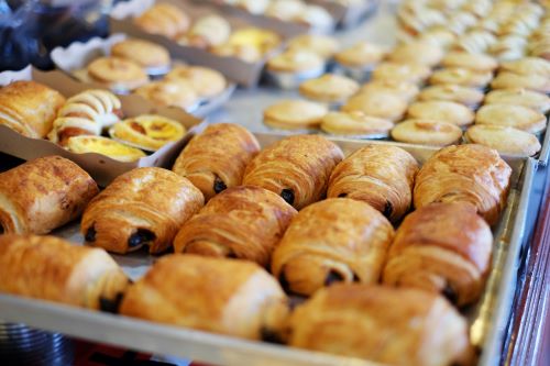 nombreuses pâtisseries différentes présentées sur des plateaux