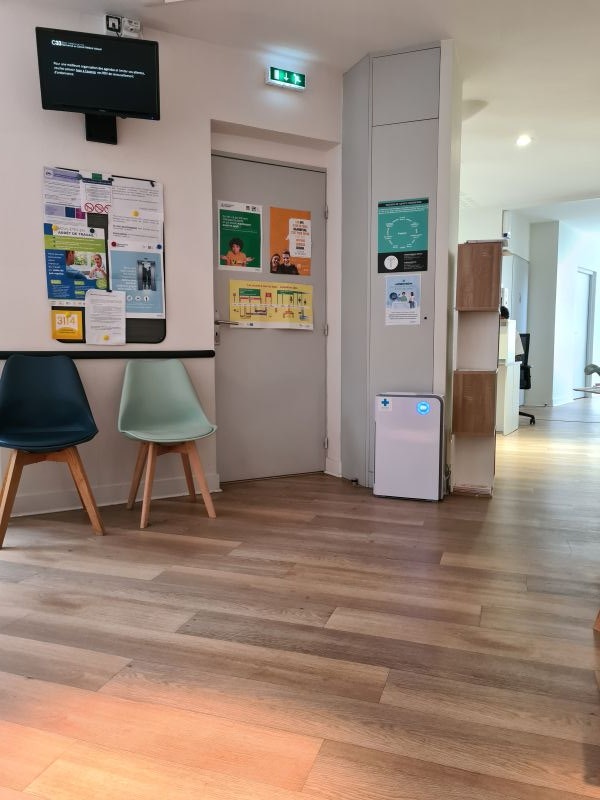 Purificateur d'air intérieur installé dans une salle d'attente de médecins