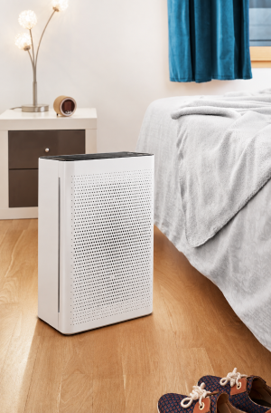 Le purificateur d'air A&S 100 Eco V2 au pieds d'un lit