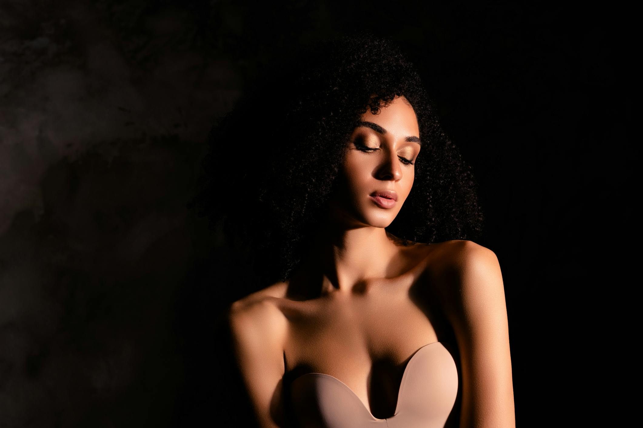 model in tan strapless bra