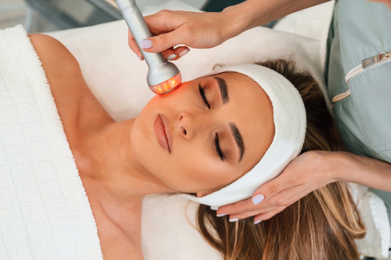 Woman receiving red light therapy