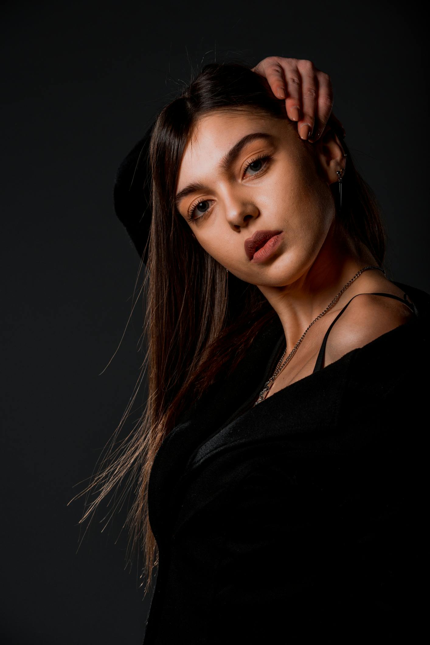 model with dark hair