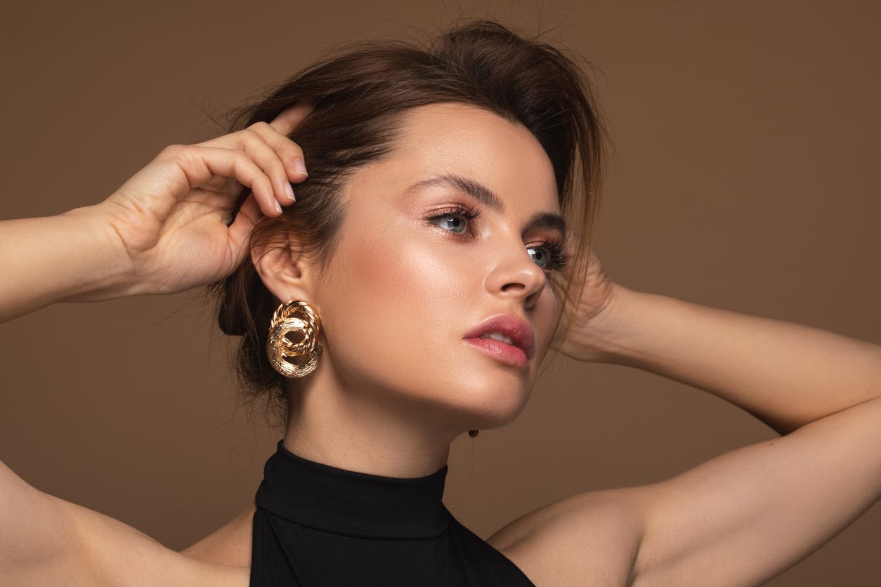 model with chunky gold earrings