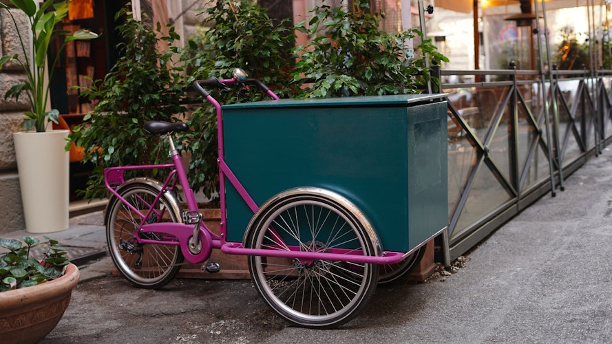 Cargo bike with a front box