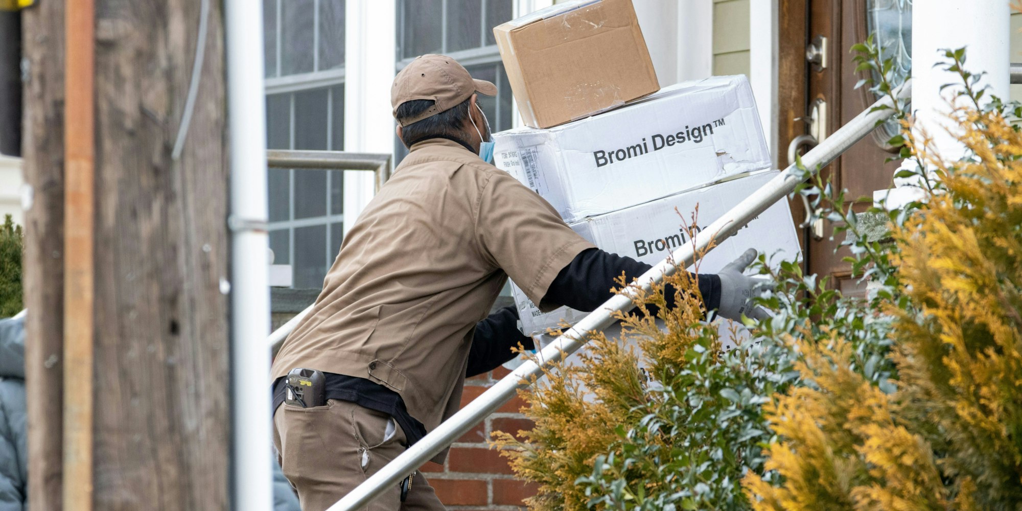 A delivery person carrying package Cover Image for How leading fleet managers navigate the twists and turns of last-mile