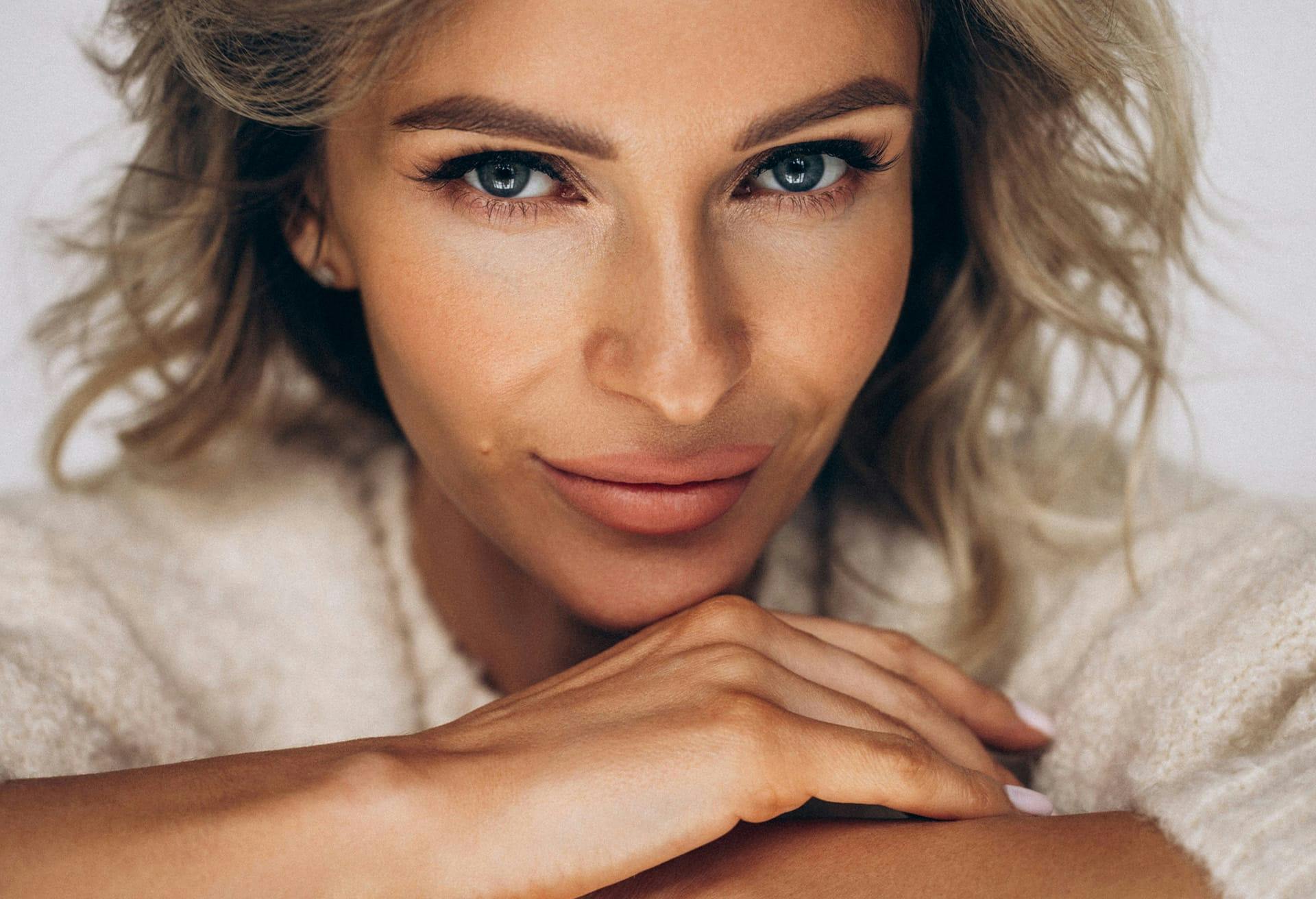 Woman with dark blonde hair