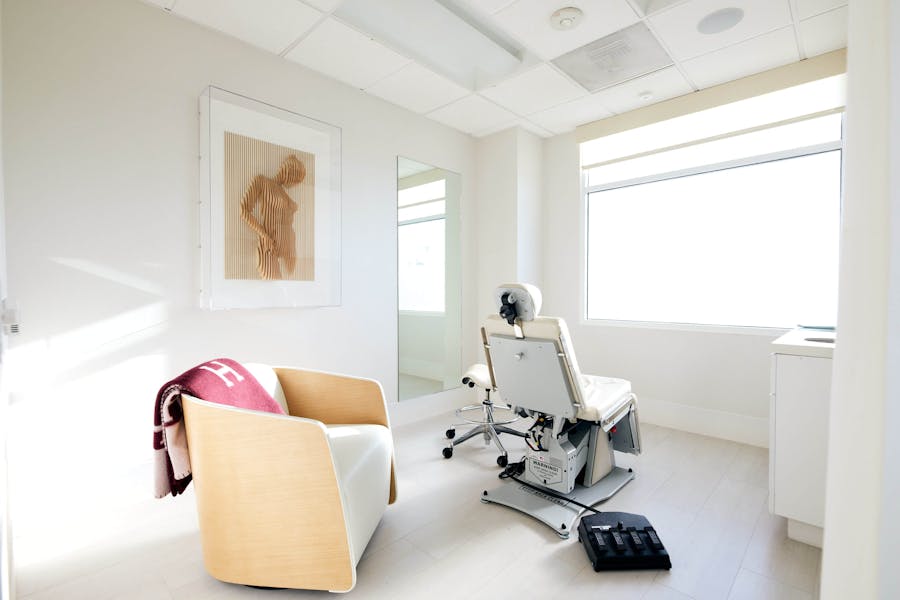Leif Rogers Plastic Surgery patient room 3