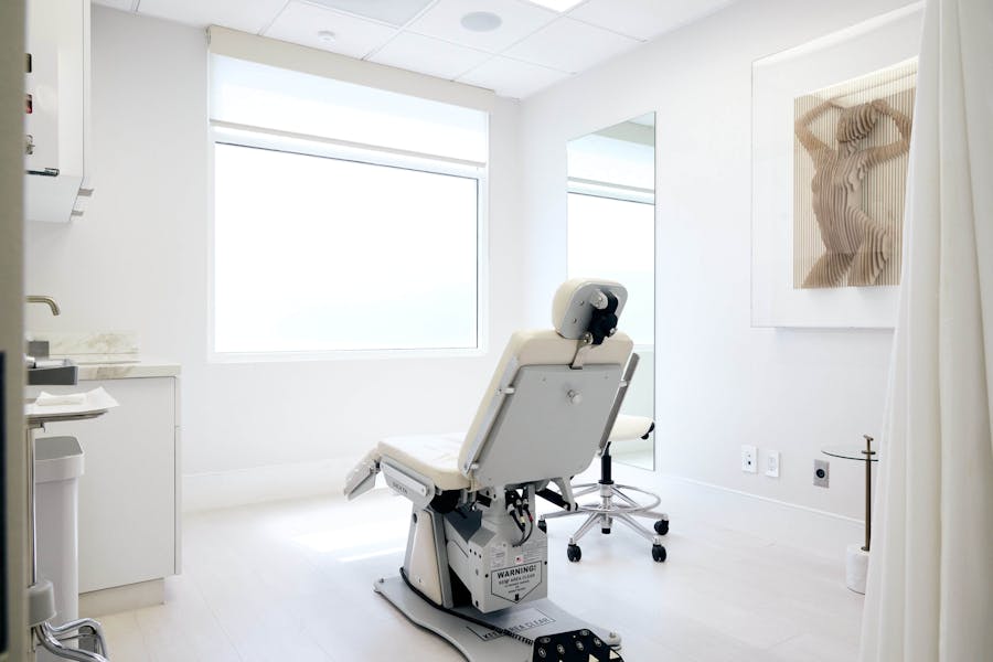Leif Rogers Plastic Surgery patient room 2
