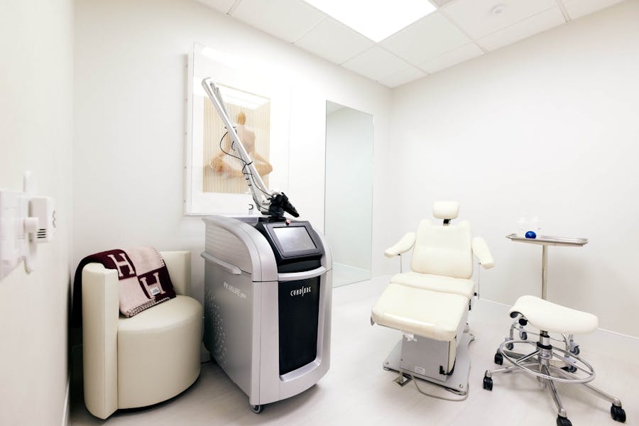 Leif Rogers Plastic Surgery patient room