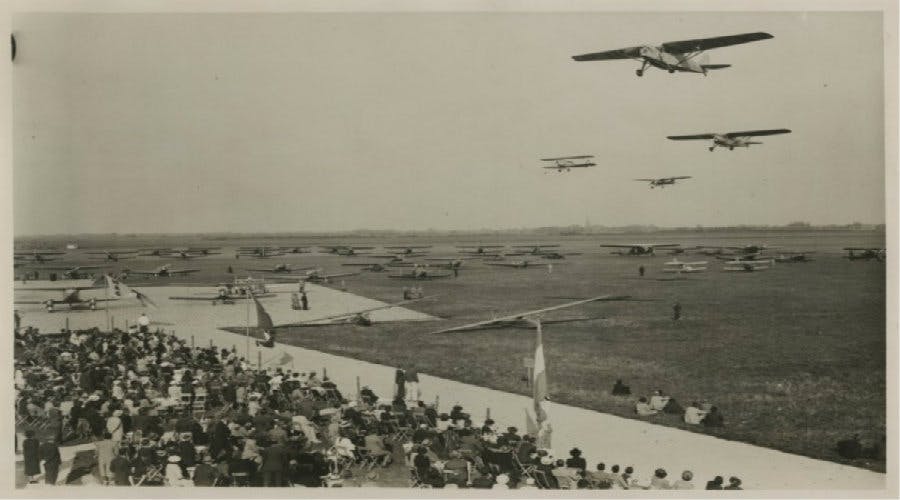 Den Haag Ypenburg vroeger met vliegtuigen