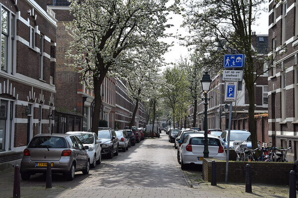 Straat in Den Haag door Paul Nevada