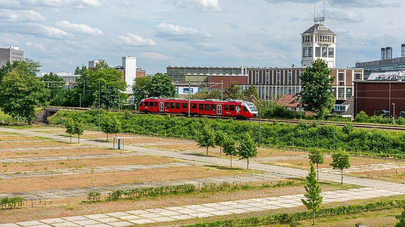 Treinspoor met trein vertrekt vanuit Hengelo