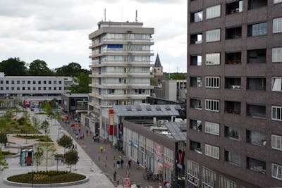 Plein met appartementen in Emmen
